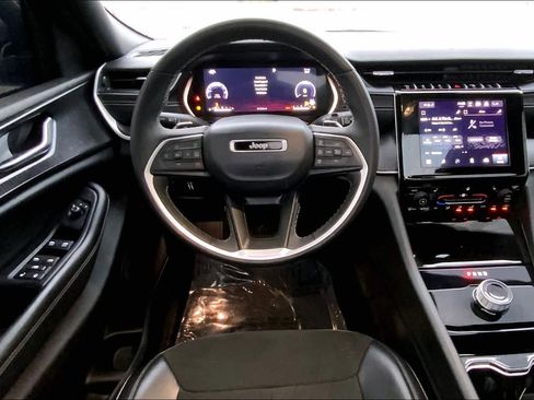 Used 2023 Jeep Grand Cherokee L Laredo image 6