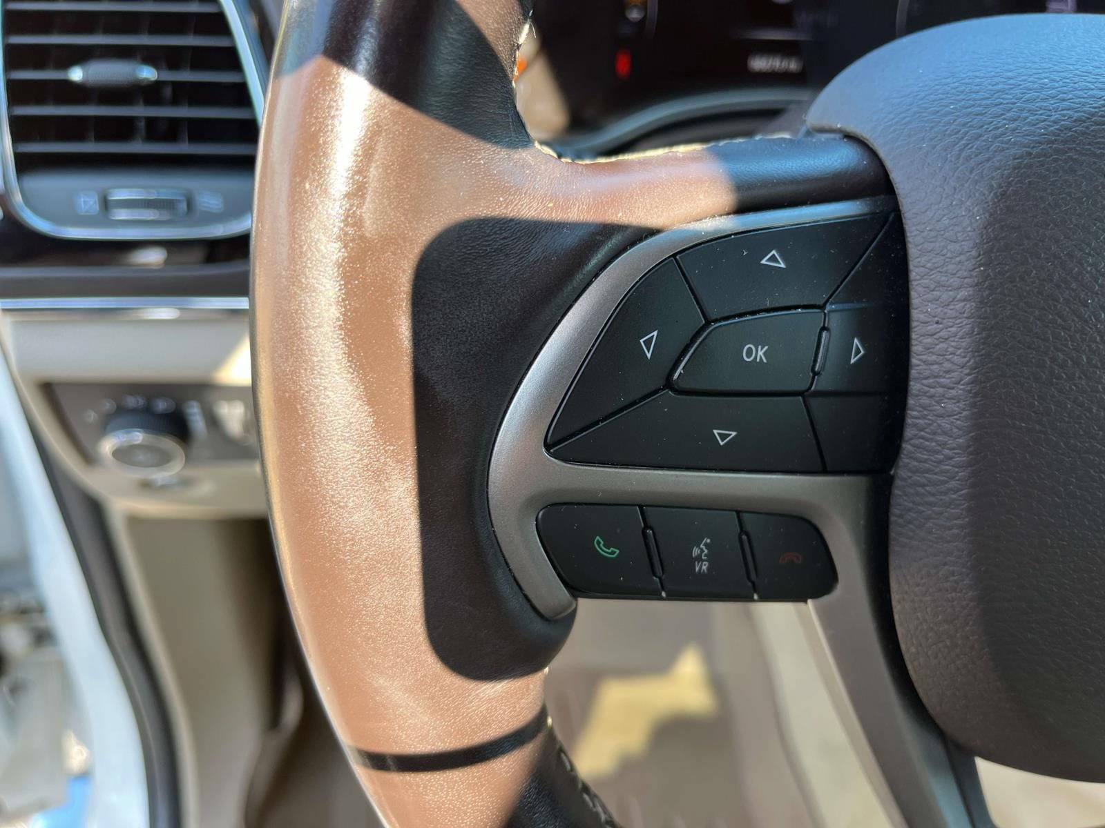 Used 2020 Jeep Grand Cherokee Overland AWD/4WD image 32
