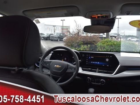 Certified 2025 Chevrolet Trax LT FWD image 23