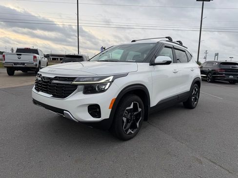 Used 2024 Kia Seltos EX AWD/4WD image 3