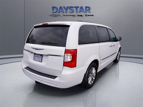 Used 2015 Chrysler Town & Country Touring-L w/ Driver Convenience Group image 3