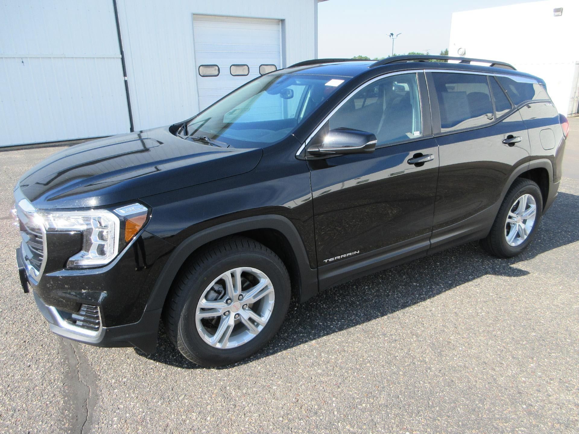 Certified 2022 GMC Terrain SLE w/ Driver Convenience Package AWD/4WD image 2
