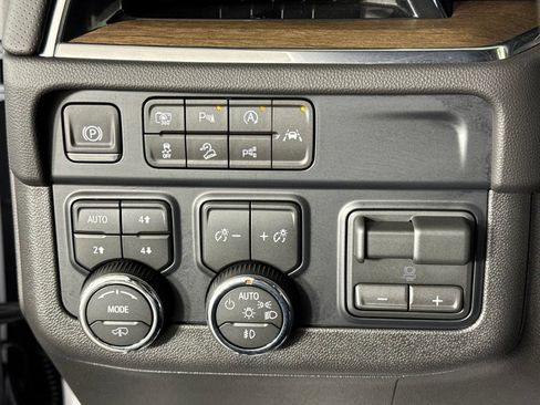 Certified 2026 Chevrolet Suburban High Country AWD/4WD image 32