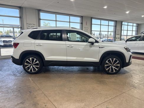 Used 2024 Volkswagen Taos SE FWD image 3