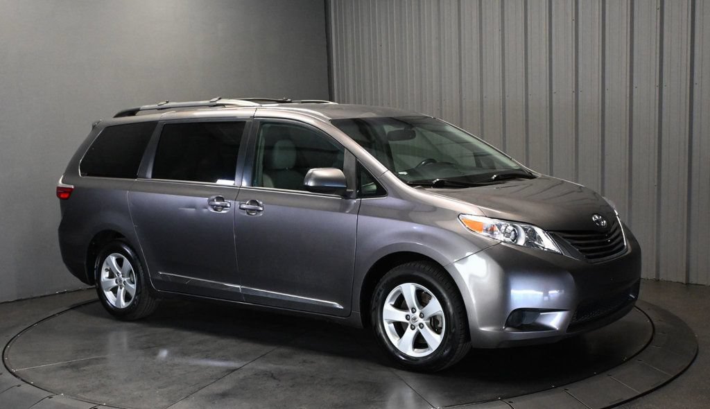 Used 2017 Toyota Sienna LE FWD image 3
