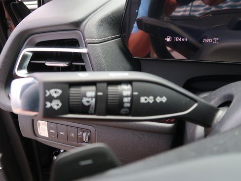 Used 2025 Chevrolet Traverse Z71 w/ Enhanced Driving Package AWD/4WD image 24
