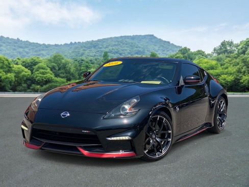Used 2016 Nissan 370Z NISMO RWD image 2