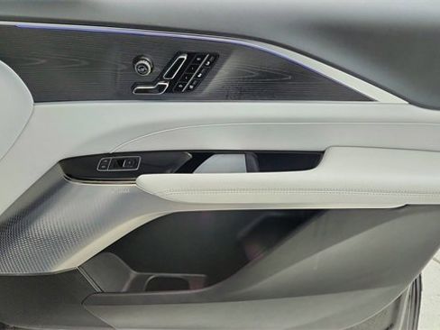 Used 2025 Cadillac Lyriq Luxury image 24