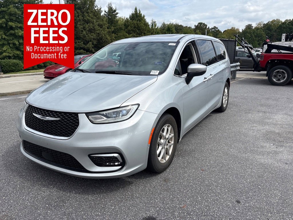 Used 2023 Chrysler Pacifica Touring-L FWD image 1