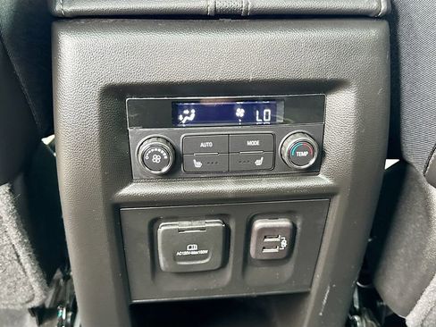 Used 2023 Chevrolet Traverse Premier FWD image 27