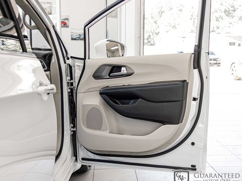 Used 2021 Chrysler Pacifica Touring-L FWD image 40