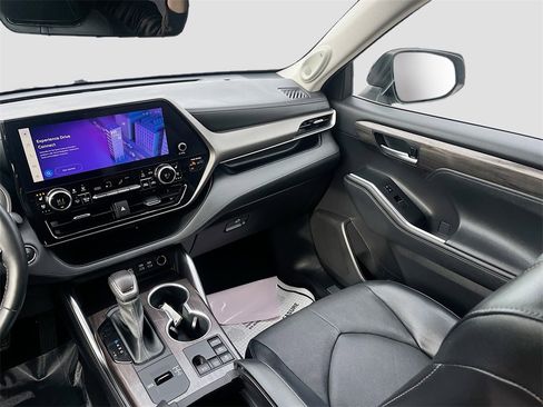 Used 2023 Toyota Highlander Limited image 25