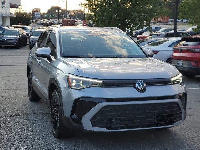 Certified 2025 Volkswagen Taos SE w/ Black Wheel Package FWD image 3