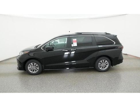 New 2026 Toyota Sienna XLE image 3