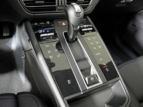 Used 2026 Porsche Macan AWD/4WD image 30