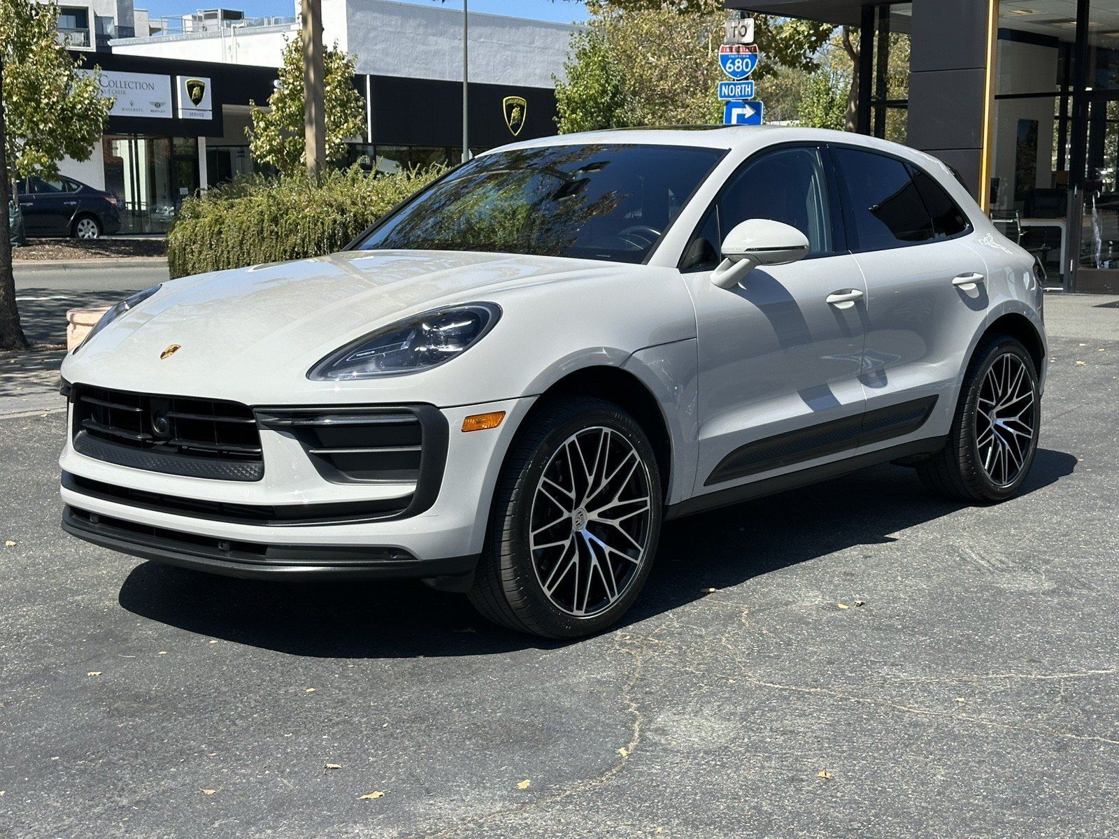 Used 2023 Porsche Macan AWD/4WD image 3