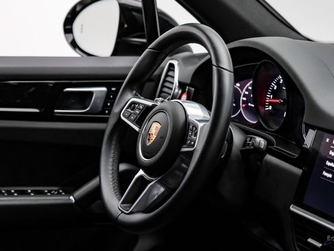 Used 2022 Porsche Cayenne w/ Premium Package image 40