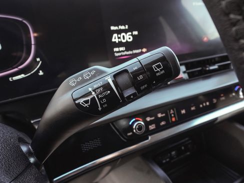 Used 2024 Kia Sportage EX image 23