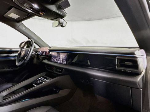 Certified 2025 Porsche Macan 4S Electric AWD/4WD image 17