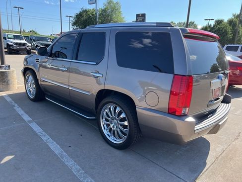 Used 2011 Cadillac Escalade 2WD image 3