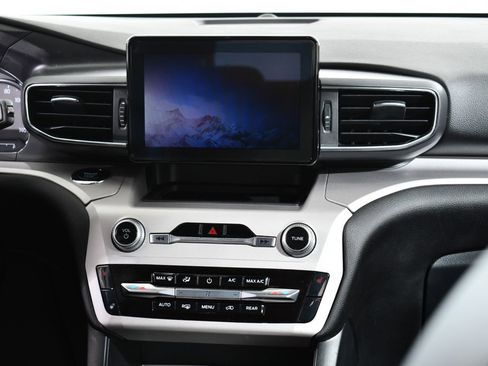 Used 2023 Ford Explorer XLT w/ Equipment Group 202A image 9