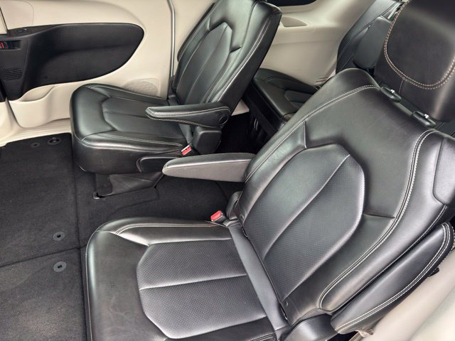 Used 2023 Chrysler Pacifica Touring-L FWD image 8