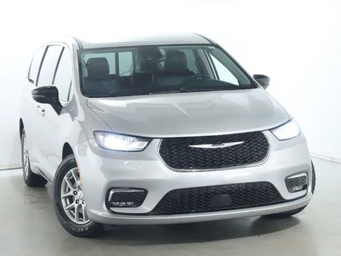 Used 2024 Chrysler Pacifica Touring-L FWD image 2