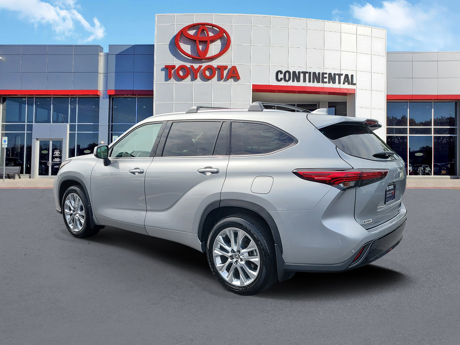 Used 2024 Toyota Highlander Limited AWD/4WD image 4