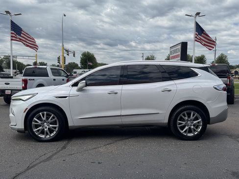 Used 2022 Buick Enclave Essence w/ Experience Buick Package FWD image 4