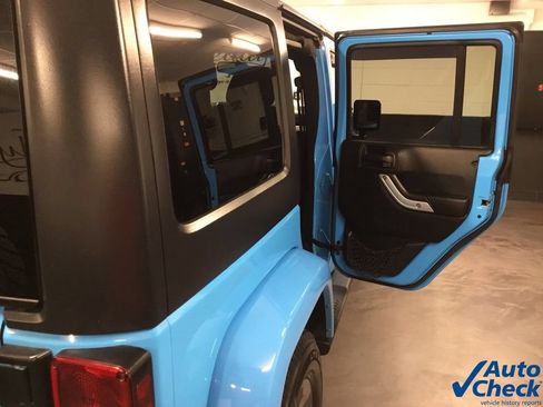Used 2018 Jeep Wrangler Unlimited Sahara w/ Dual Top Group AWD/4WD image 36