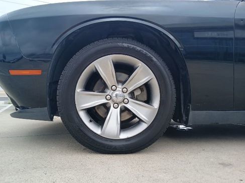 Used 2016 Dodge Challenger SXT RWD image 5