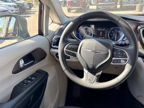 Used 2022 Chrysler Voyager LX FWD image 27