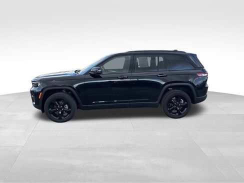 Used 2022 Jeep Grand Cherokee Altitude image 3