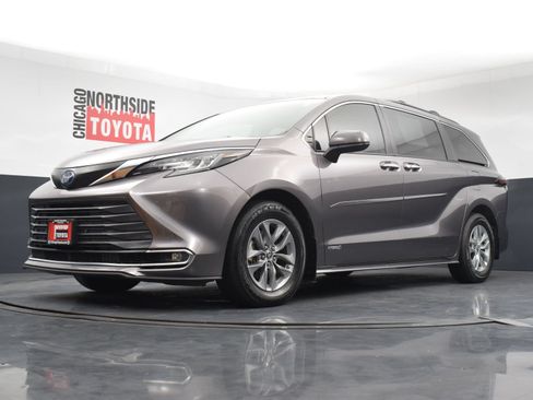 Used 2021 Toyota Sienna XLE FWD image 35