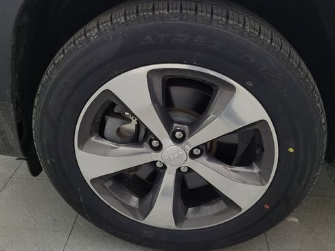 Used 2019 Jeep Cherokee Limited image 31