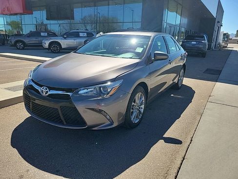 Used 2017 Toyota Camry SE image 3