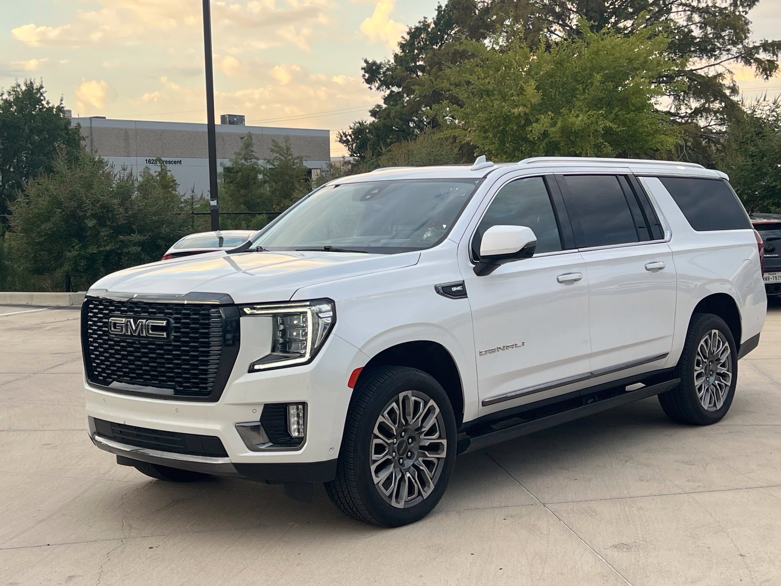 Used 2023 GMC Yukon XL Denali Ultimate AWD/4WD image 5