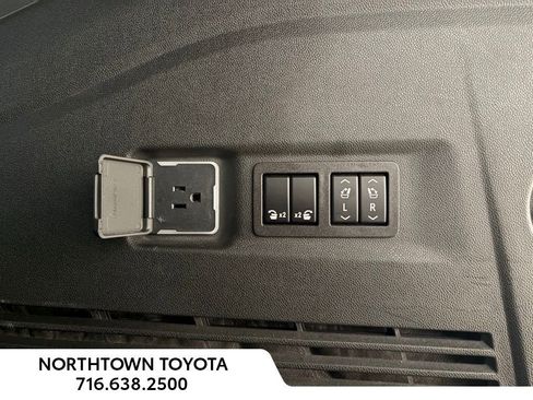 Used 2023 Chevrolet Suburban High Country image 31