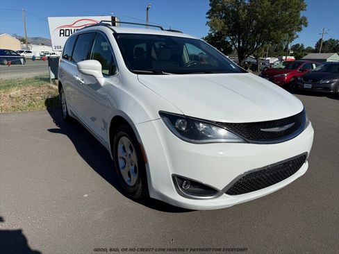 Used 2017 Chrysler Pacifica Touring-L Plus FWD image 1