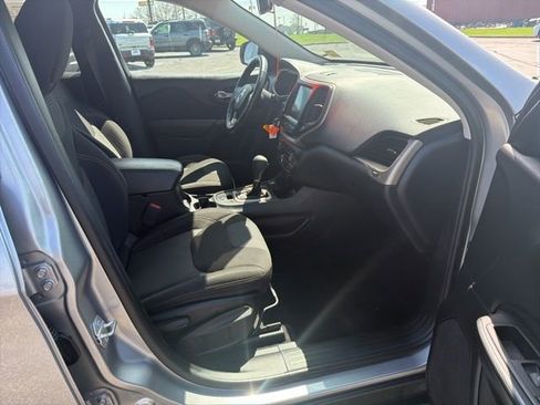 Used 2017 Jeep Cherokee Latitude AWD/4WD image 32