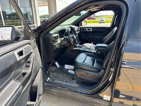 Used 2020 Ford Explorer XLT w/ Equipment Group 202A AWD/4WD image 5