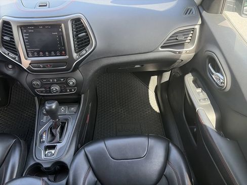 Used 2019 Jeep Cherokee Trailhawk w/ Cold Weather Group AWD/4WD image 17