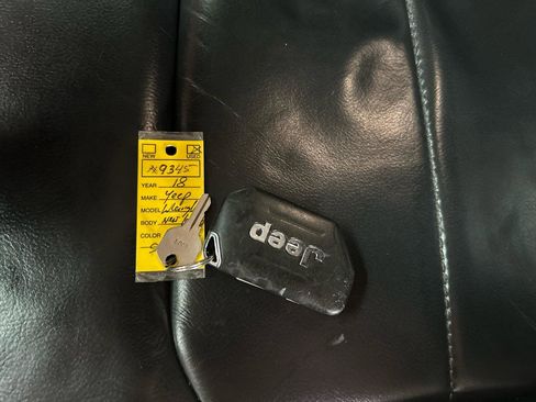 Used 2018 Jeep Wrangler Unlimited Sahara AWD/4WD image 38