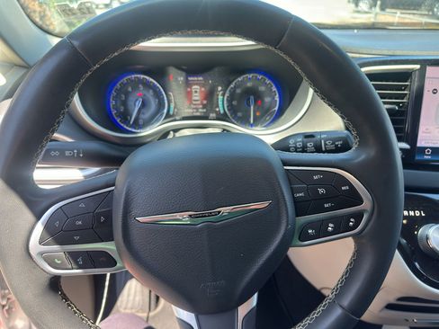 Used 2022 Chrysler Pacifica Touring-L FWD image 24