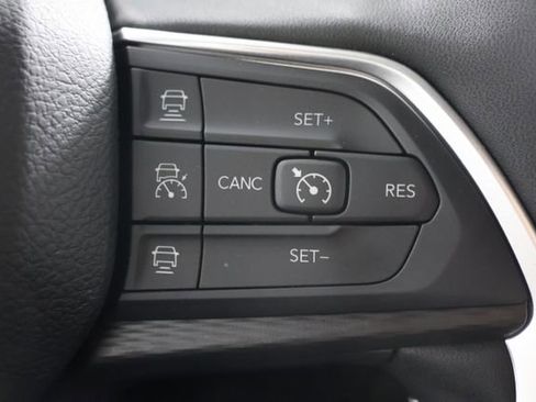 Used 2025 Jeep Grand Cherokee Altitude AWD/4WD image 12