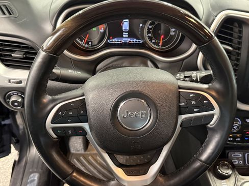 Used 2018 Jeep Cherokee Overland AWD/4WD image 16