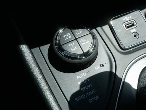 Used 2022 Jeep Cherokee Trailhawk AWD/4WD image 29
