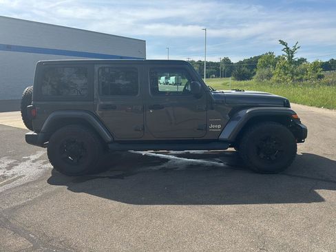 Used 2018 Jeep Wrangler Unlimited Sahara w/ Cold Weather Group AWD/4WD image 6