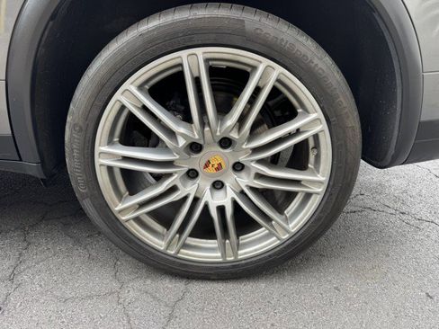 Used 2018 Porsche Cayenne w/ Premium Package image 33