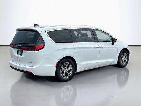 Certified 2024 Chrysler Pacifica Limited FWD image 13